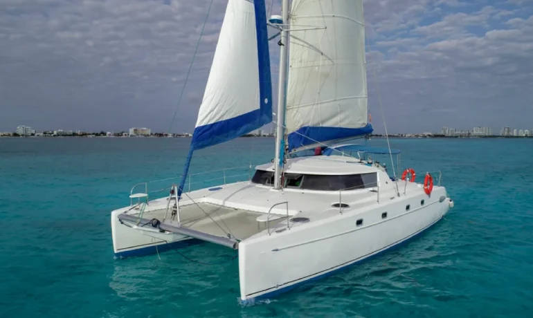 Sten view of 4 vents catamaran