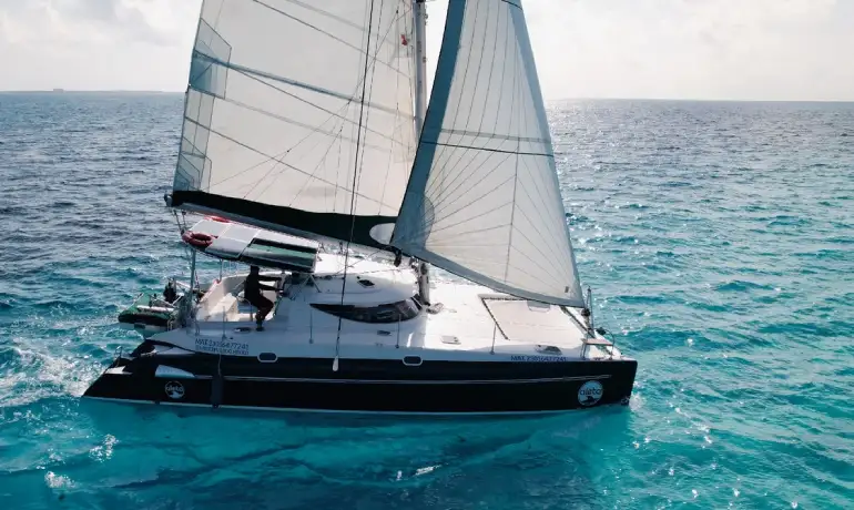 side view of aleta catamaran