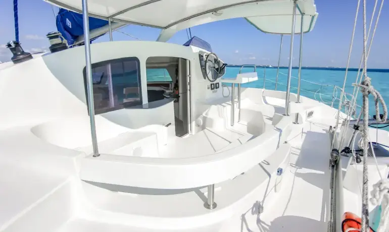 catamaran kendo backseats view